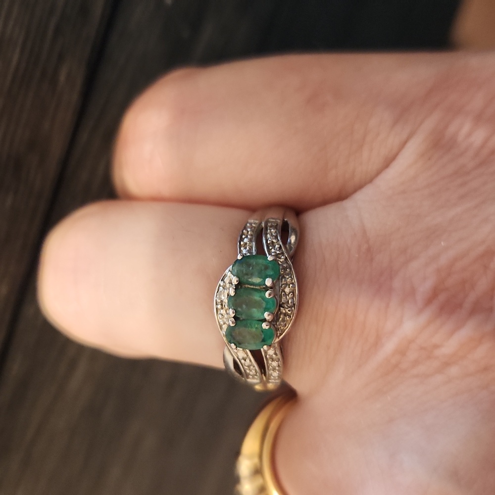 Emerald and sterling silver ring size 6